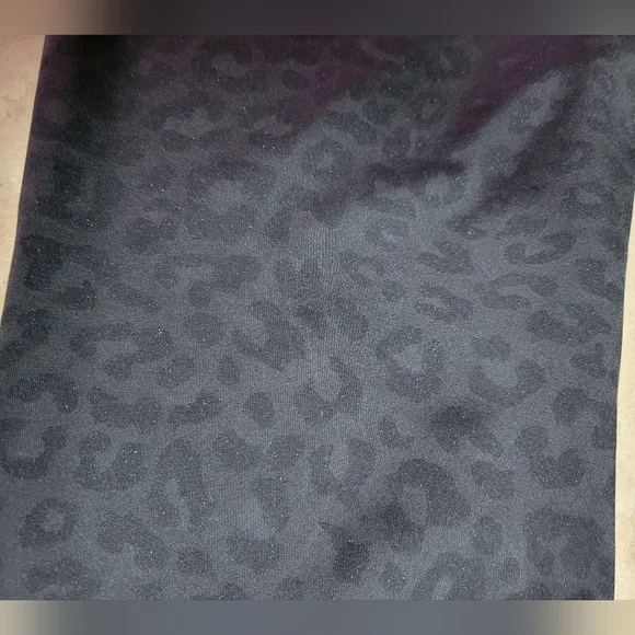 Gently Used size med mid rise Nike Dry-fit one Leopard Print - Picture 4 of 10